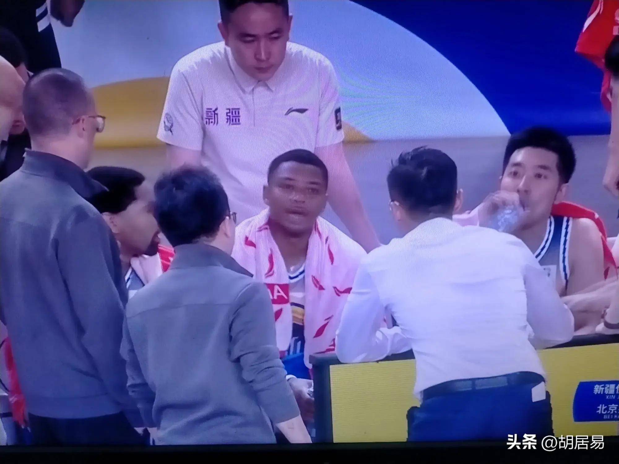 紧张刺激的比赛，球迷们尽情欢呼